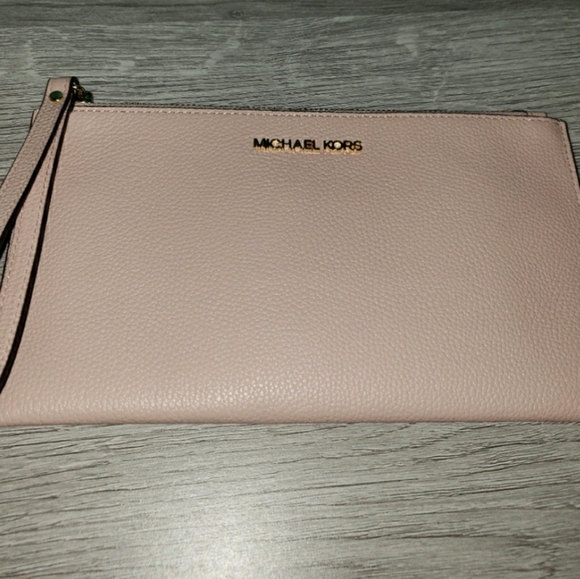 MICHEAL KORS LARGE WRISTLET - Picture 1 of 5